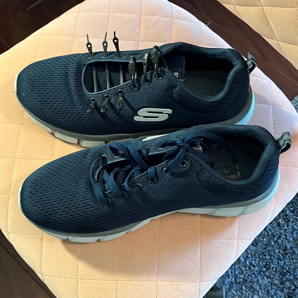 Relaxed fit memory foam men sneakers. size is 11 and color is Navy.